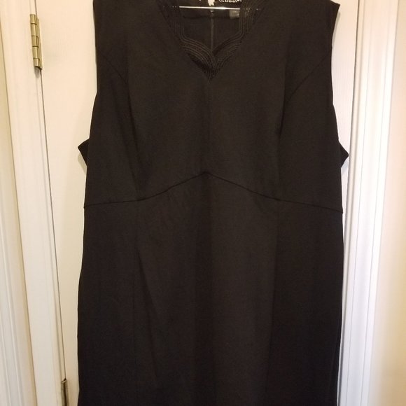 Sleeveless Black Dress - Picture 3 of 6